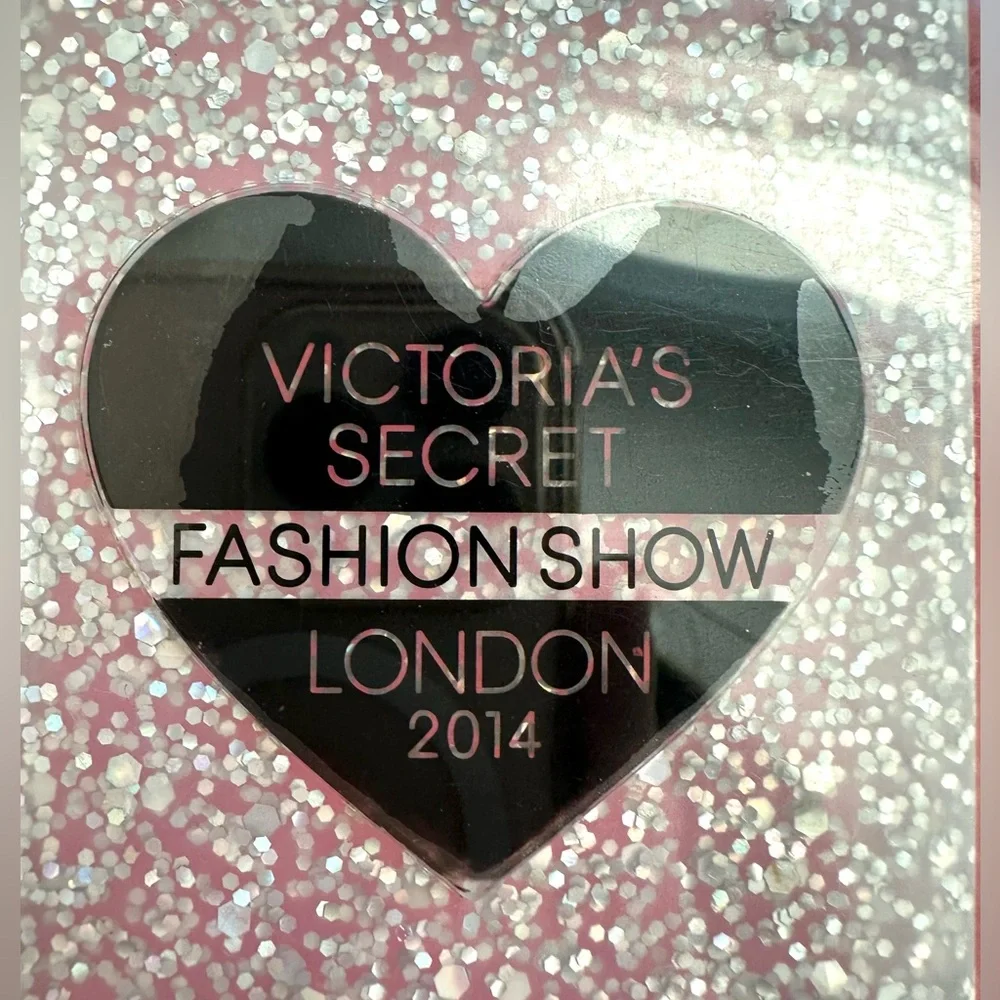 VICTORIAS SECRET FASHION SHOW CASE
